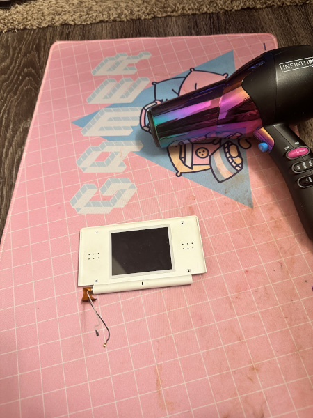 the top screen of the ds lite detached from the rest with a hairdryer to remove the screen